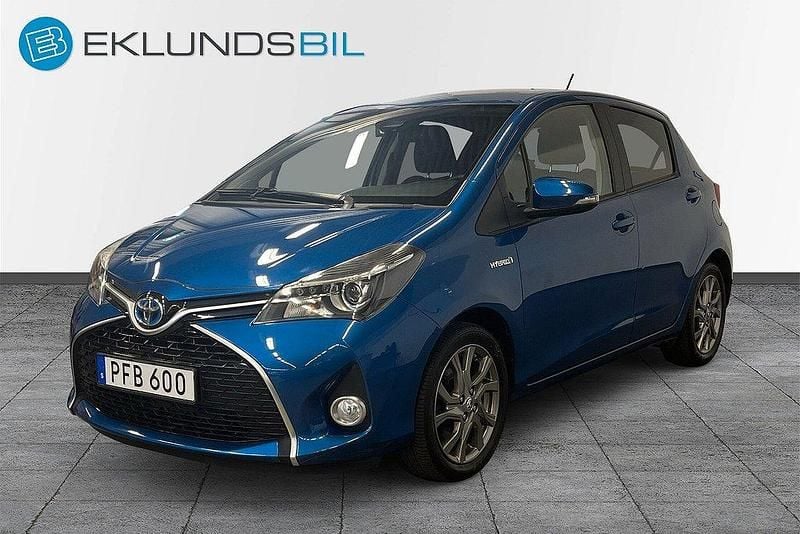 Blå Begagnad 2017 Toyota Yaris Hybrid Active Halvkombi | 134 900 kr (Marknadspris) - Bild 1/4