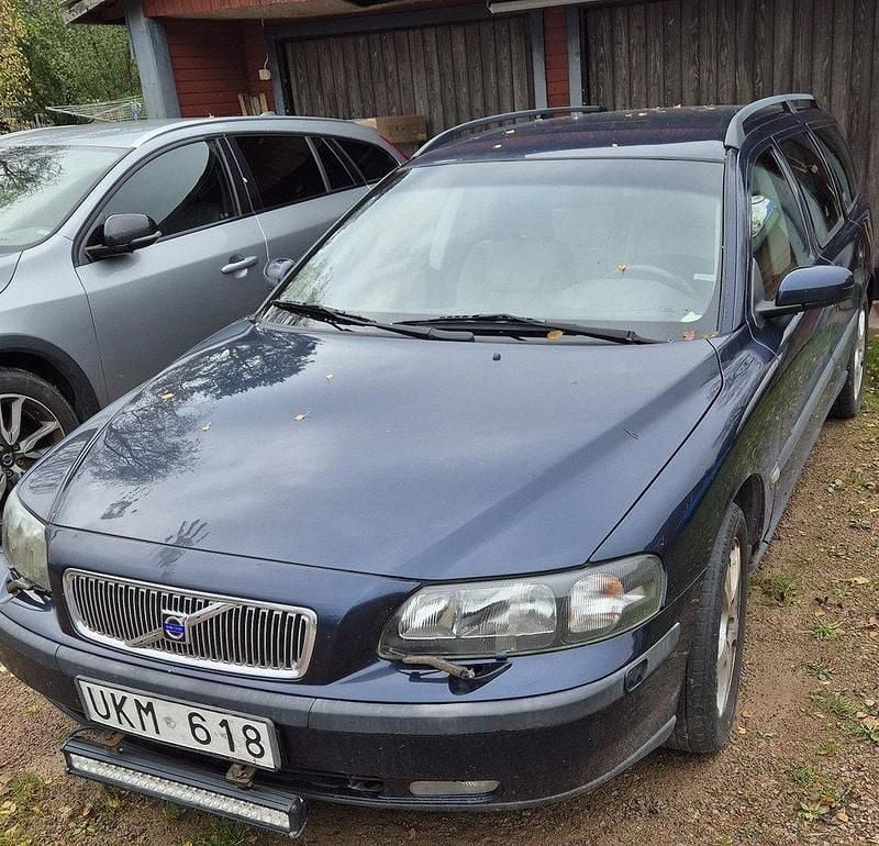 Blå Begagnad 2004 Volvo V70 Business Edition Kombi | 14 000 kr (Superpris) - Bild 1/4