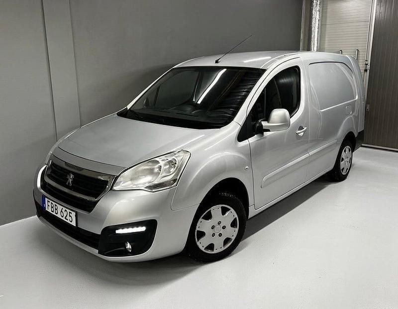 Grå Begagnad 2016 Peugeot Partner Minibuss | 59 900 kr (Superpris) - Bild 1/4