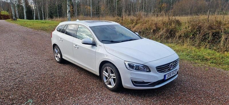 Vit Begagnad 2016 Volvo V60 Summum Kombi | 139 000 kr - Bild 1/4