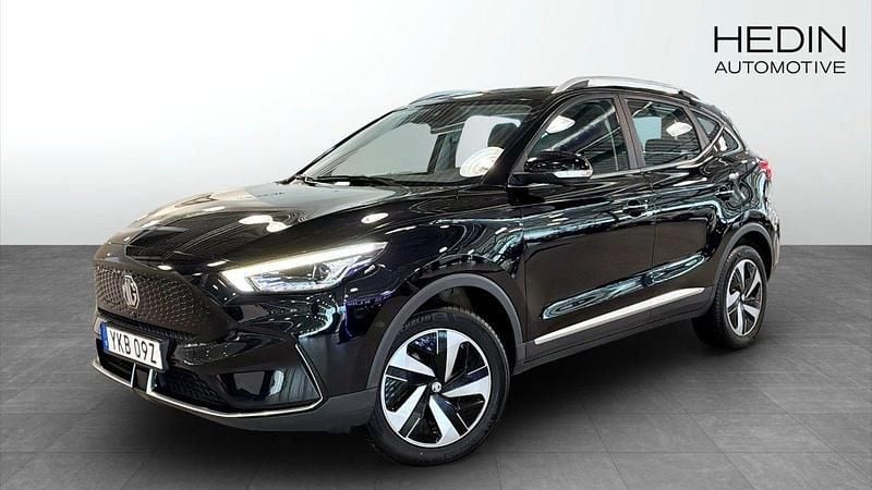 Svart (black) Begagnad 2022 MG ZS Luxury Sedan | 249 900 kr (Bra pris) - Bild 1/4
