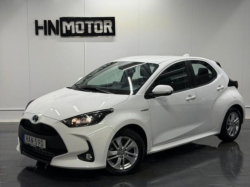 Vit Begagnad 2021 Toyota Yaris Hybrid Active Halvkombi | 159 900 kr (Superpris) - Bild 1/4