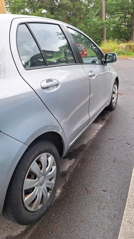 Grå Begagnad 2010 Toyota Yaris Halvkombi | 53 500 kr (Bra pris) - Bild 1/4