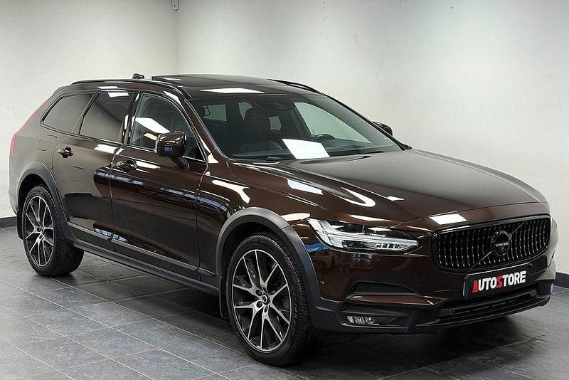 Mörkbrun (brun) Begagnad 2017 Volvo V90 CC Inscription Kombi | 379 900 kr (Lite dyr) - Bild 1/4