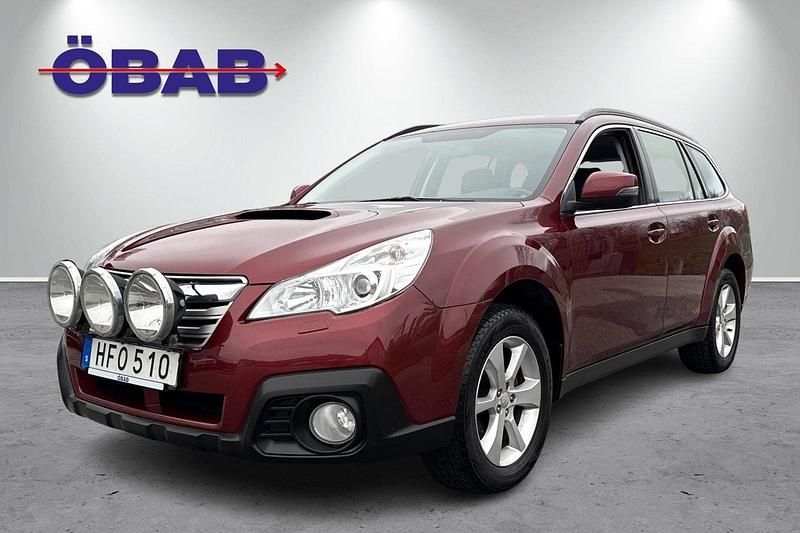 Ljusröd (röd) Begagnad 2013 Subaru Outback Kombi | 99 900 kr - Bild 1/4