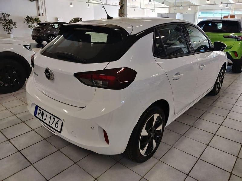 Begagnad Opel Corsa-e Design & Tech 100 kW (136 HK) 2023 Vit Halvkombi