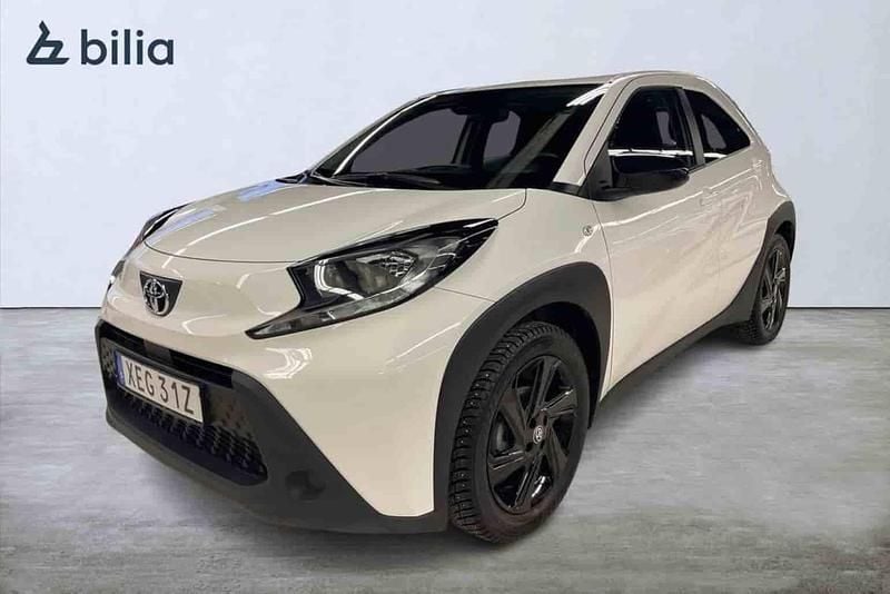 Vit Begagnad 2023 Toyota Aygo X Play SUV | 149 900 kr (Superpris) - Bild 1/1