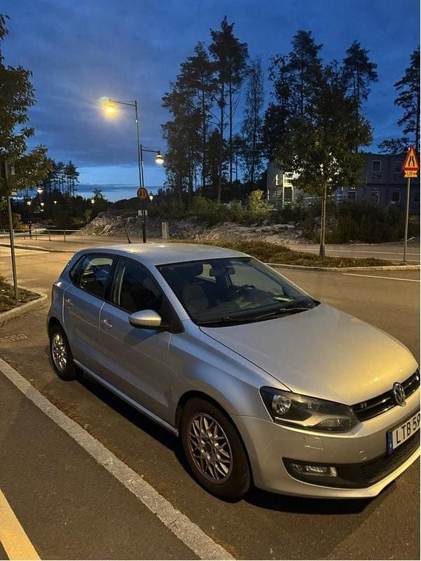 Silver Begagnad 2011 VW Polo Halvkombi | 54 000 kr (Marknadspris) - Bild 1/4