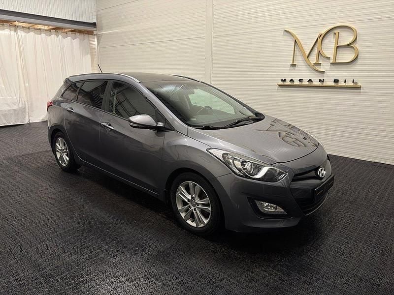 Grå Begagnad 2012 Hyundai i30 Kombi | 74 900 kr (Marknadspris) - Bild 1/4