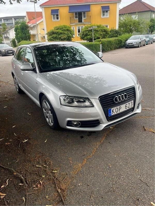 Silver Begagnad 2010 Audi A3 Sportback S-Line Halvkombi | 69 000 kr (Marknadspris) - Bild 1/4