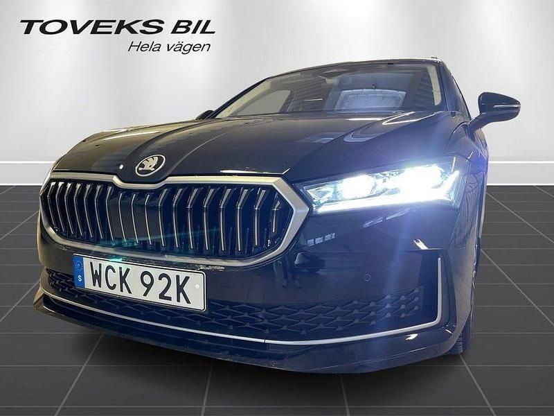 Svart Ny 2025 Skoda Superb Kombi | 429 900 kr (Bra pris) - Bild 1/4