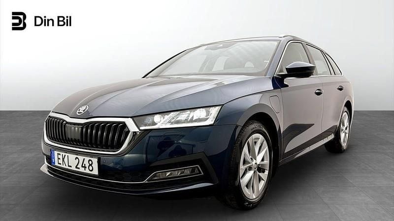Lava blue metallic Begagnad 2024 Skoda Octavia Style Kombi | 319 900 kr (Bra pris) - Bild 1/4