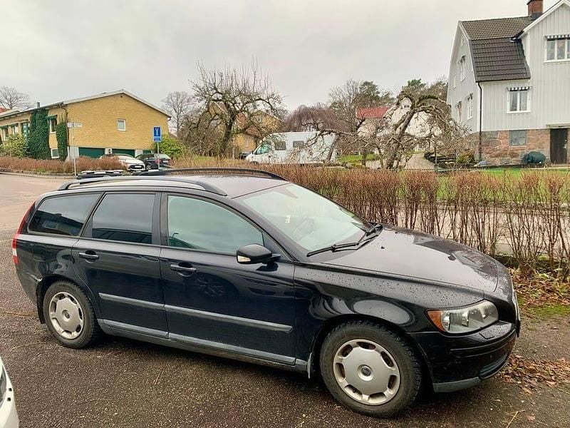Mörkblå Begagnad 2005 Volvo V50 Kombi | 40 000 kr - Bild 1/4
