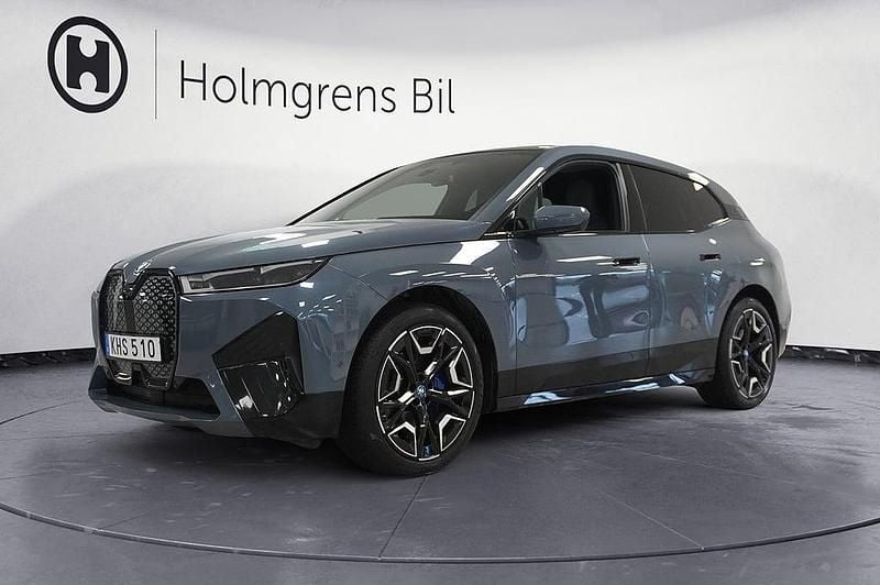 Mörkgrå Begagnad 2021 BMW iX Comfort Edition SUV | 599 800 kr (Superpris) - Bild 1/4