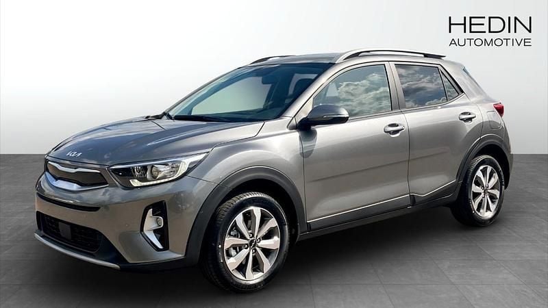 Grå (grey) Ny 2025 Kia Stonic 4 SUV | 277 900 kr (Marknadspris) - Bild 1/4