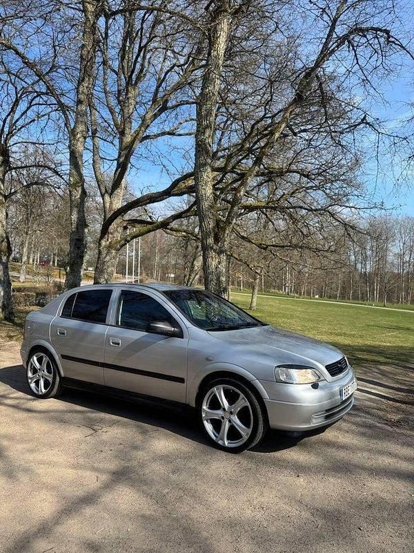 Grå Begagnad 2000 Opel Astra Halvkombi | 32 900 kr (Marknadspris) - Bild 1/4