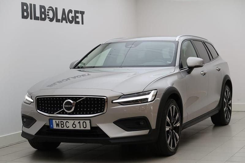 Silver Begagnad 2024 Volvo V60 CC Plus Kombi | 389 800 kr (Bra pris) - Bild 1/4
