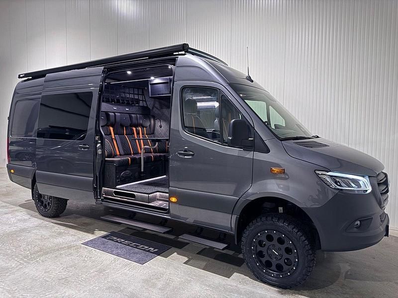 Grå Ny 2025 Mercedes Sprinter Van | 1 873 750 kr - Bild 1/4