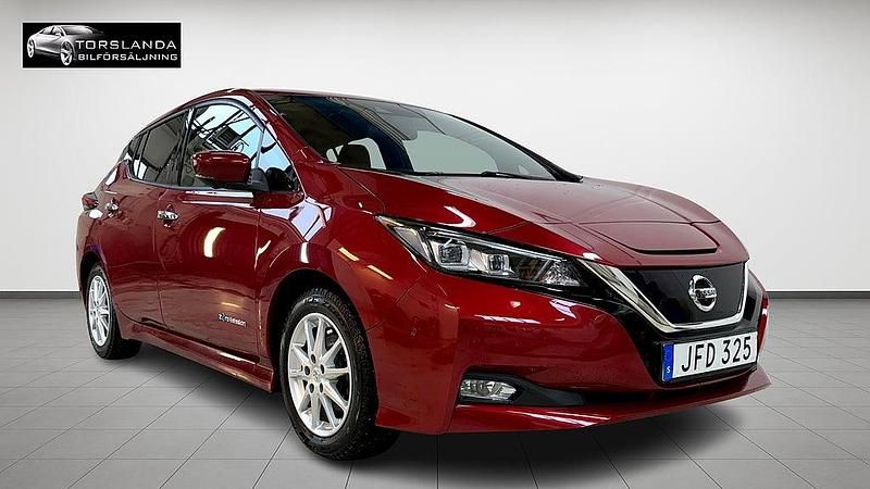 Begagnad Nissan Leaf Tekna 110 kW (150 HK) 2018 Röd Halvkombi
