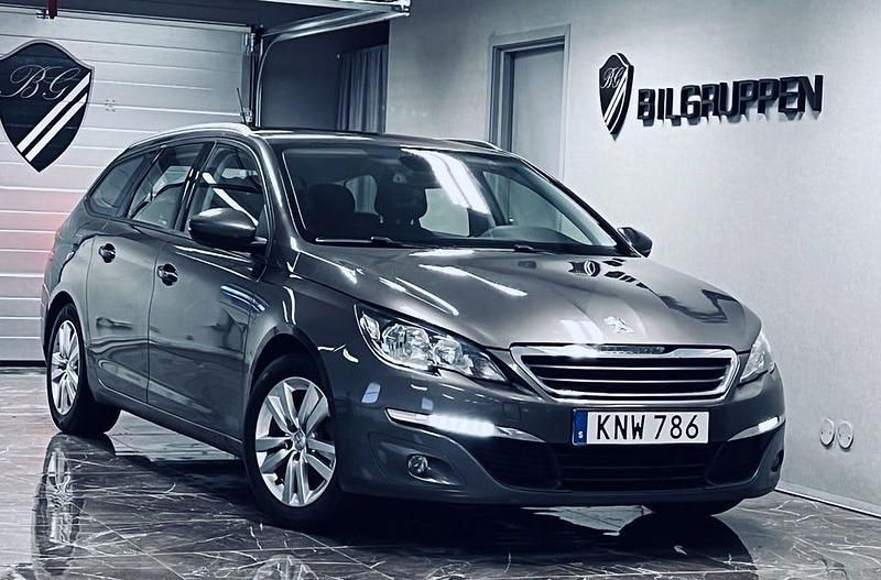 Mörkgrå Begagnad 2015 Peugeot 308 Active Kombi | 96 000 kr (Marknadspris) - Bild 1/4