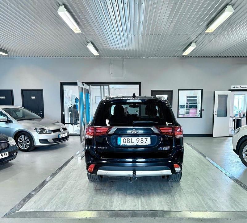 Begagnad Mitsubishi Outlander 203 HK (149 kW) 2016 Svart SUV