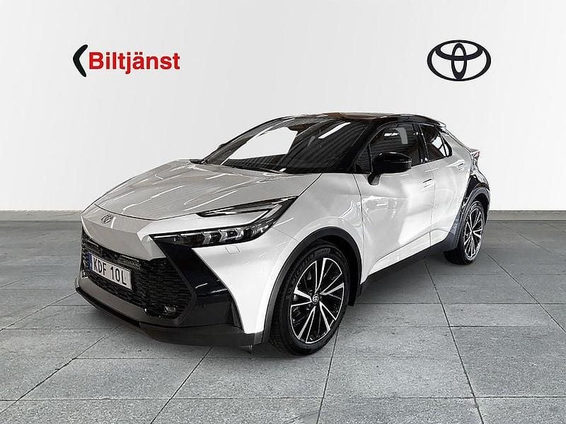 Vit Begagnad 2023 Toyota C-HR Edition SUV | 399 000 kr (Marknadspris) - Bild 1/4