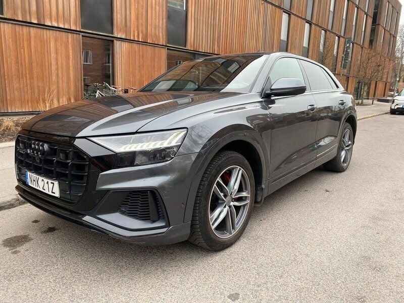 Grå Begagnad 2019 Audi Q8 S-Line SUV | 598 499 kr (Marknadspris) - Bild 1/4