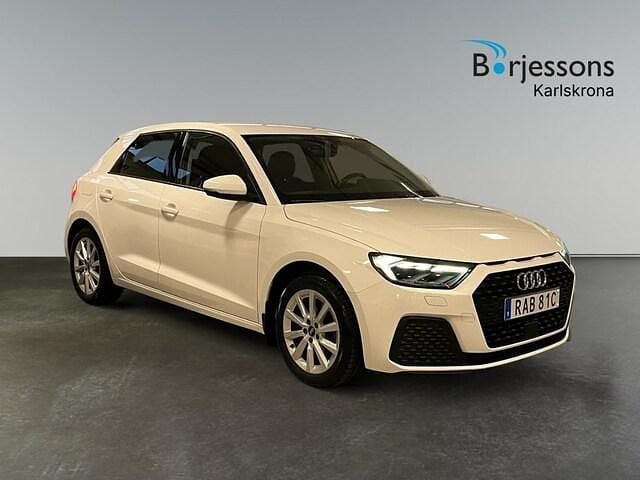 Vit Begagnad 2022 Audi A1 Sportback Proline Halvkombi | 209 000 kr (Marknadspris) - Bild 1/4