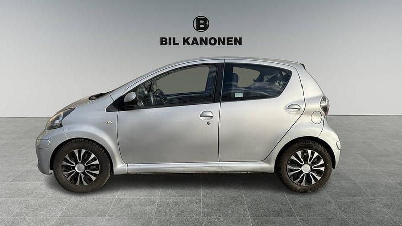 Silver Begagnad 2010 Toyota Aygo Halvkombi | 27 900 kr (Bra pris) - Bild 1/4