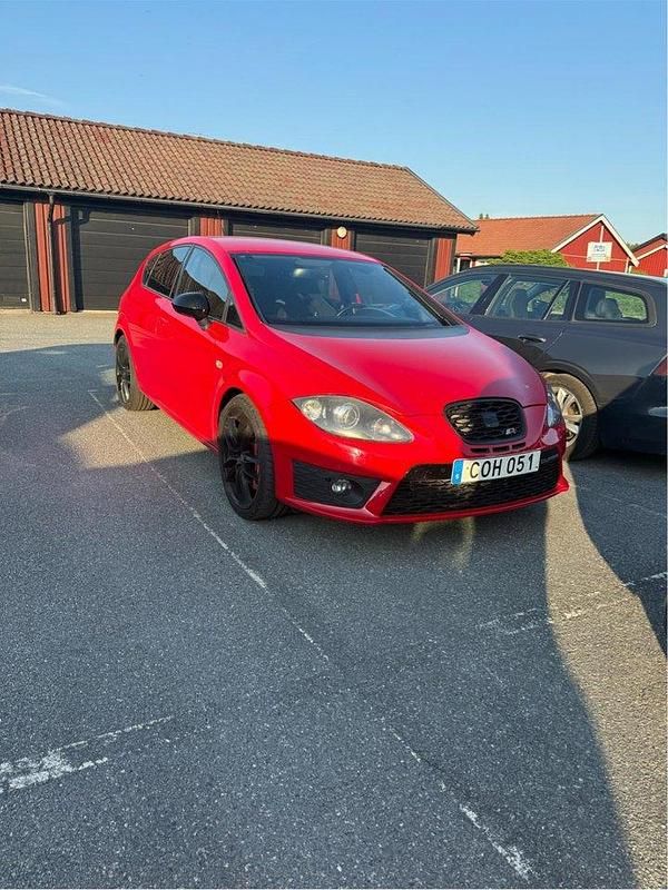 Röd Begagnad 2010 Cupra Leon Halvkombi | 87 000 kr (Lite dyr) - Bild 1/4
