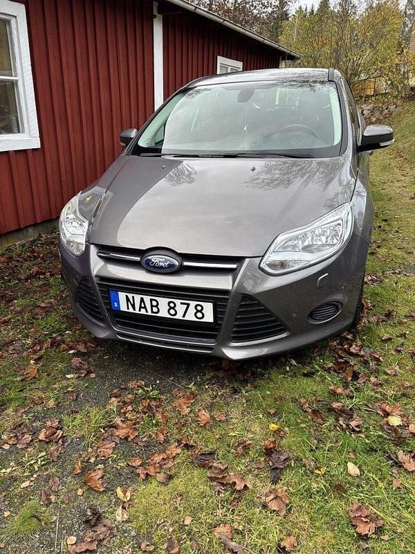 Brun Begagnad 2013 Ford Focus Halvkombi | 42 000 kr (Bra pris) - Bild 1/4