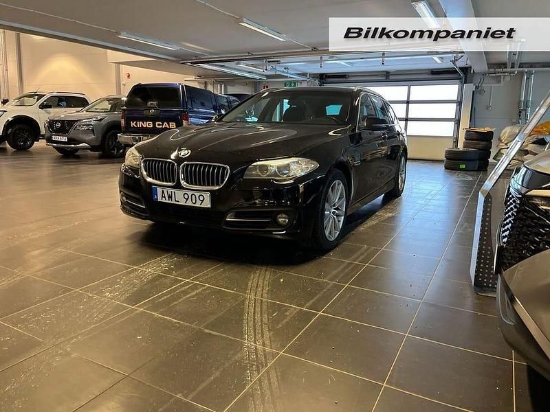 Svart Begagnad 2016 BMW 520 Comfort Edition Kombi | 129 000 kr (Marknadspris) - Bild 1/3