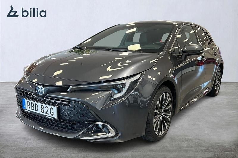 Mörkgrå (grå) Begagnad 2024 Toyota Corolla Hybrid Style Halvkombi | 289 900 kr (Marknadspris) - Bild 1/3