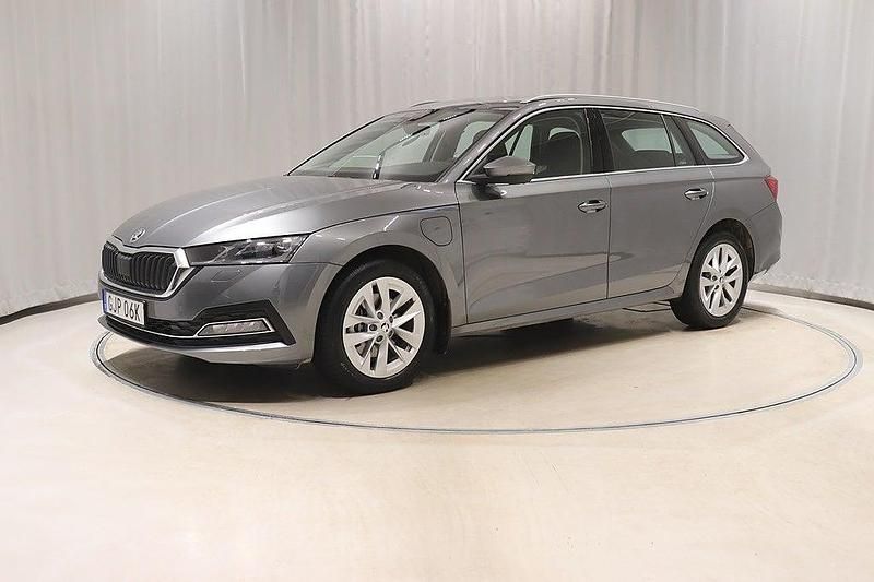 Graphite grey metallic Begagnad 2024 Skoda Octavia Style Kombi | 309 900 kr (Bra pris) - Bild 1/4
