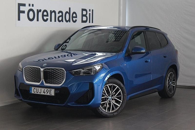 Blå Begagnad 2024 BMW iX1 Comfort Edition SUV | 519 000 kr (Lite dyr) - Bild 1/4