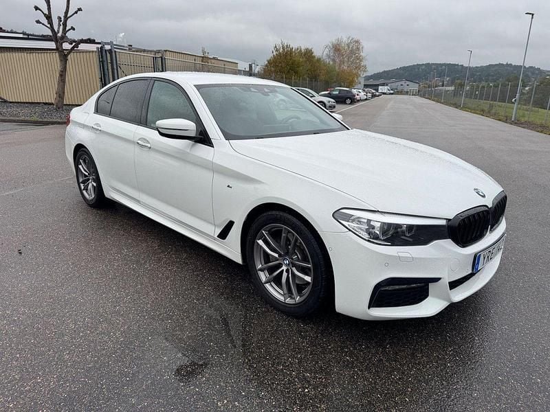 Vit Begagnad 2018 BMW 520 M Sport Sedan | 269 000 kr (Bra pris) - Bild 1/4