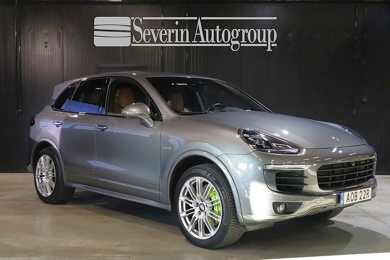 Grå Begagnad 2017 Porsche Cayenne S E-Hybrid SUV | 399 000 kr - Bild 1/4