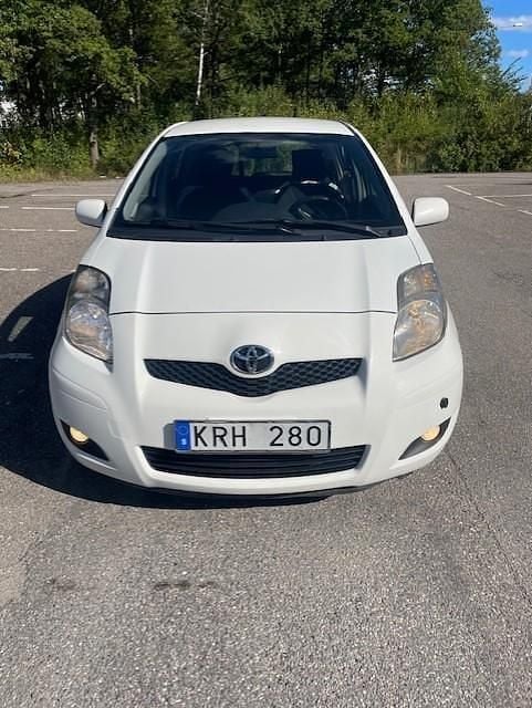 Vit Begagnad 2010 Toyota Yaris Halvkombi | 39 000 kr (Marknadspris) - Bild 1/4