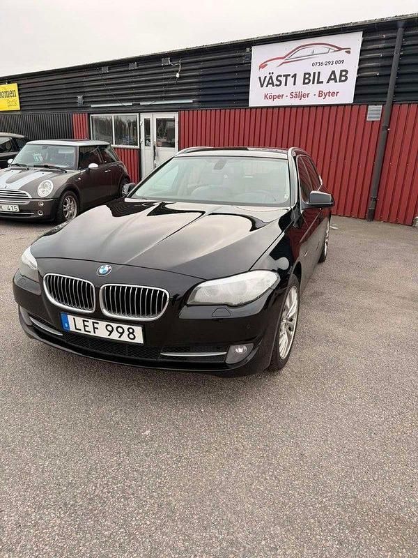 Svart Begagnad 2010 BMW 525 Kombi | 89 900 kr (Marknadspris) - Bild 1/4