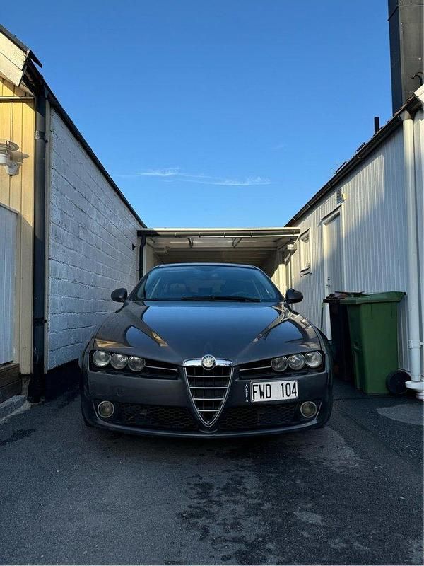 Grå Begagnad 2008 Alfa Romeo 159 Kombi | 45 000 kr (Marknadspris) - Bild 1/4