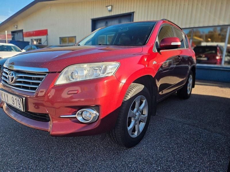Mörkröd Begagnad 2010 Toyota RAV4 SUV | 65 000 kr (Marknadspris) - Bild 1/4