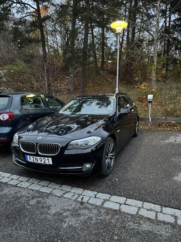 Svart Begagnad 2012 BMW 520 Kombi | 75 000 kr (Dyr) - Bild 1/4