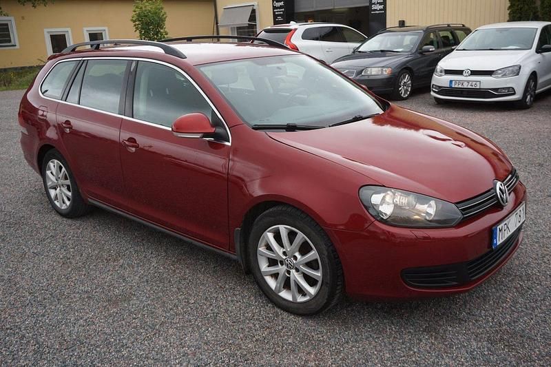 Mörkröd Begagnad 2010 VW Golf VI Kombi | 24 900 kr (Marknadspris) - Bild 1/4