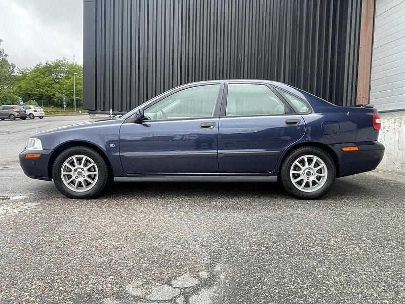 Blå Begagnad 2002 Volvo S40 Sedan | 33 000 kr (Dyr) - Bild 1/4