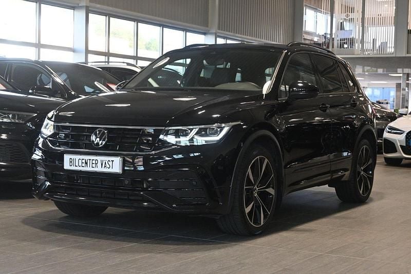 Svart (deep black pärleffekt) Begagnad 2023 VW Tiguan Style SUV | 449 000 kr (Dyr) - Bild 1/4