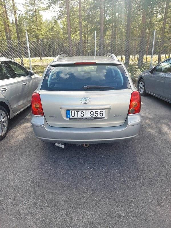 Grön Begagnad 2004 Toyota Avensis Kombi | 18 000 kr (Superpris) - Bild 1/2
