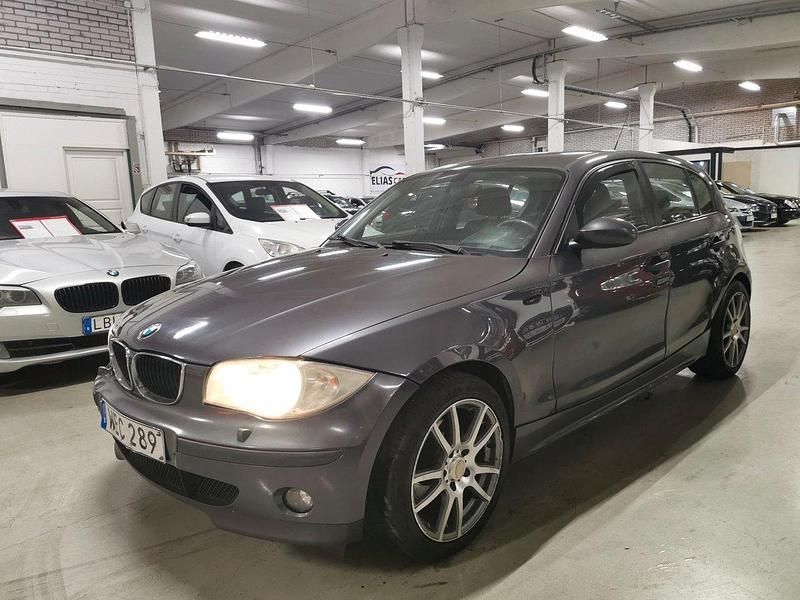 Grå Begagnad 2004 BMW 116 Advantage Halvkombi | 29 900 kr (Lite dyr) - Bild 1/4