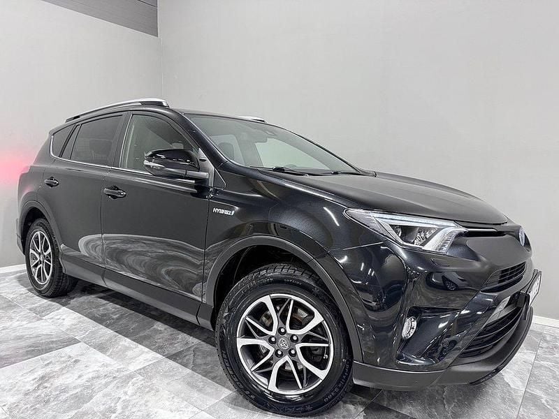 Svart Begagnad 2018 Toyota RAV4 Hybrid SUV | 239 900 kr (Marknadspris) - Bild 1/4
