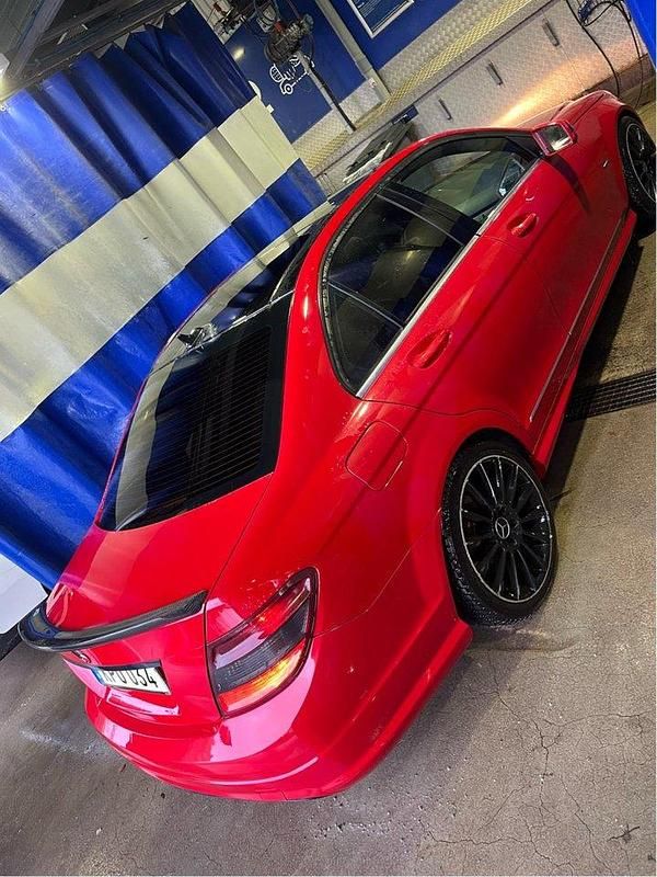 Röd Begagnad 2010 Mercedes C220 AMG Sedan | 70 000 kr (Marknadspris) - Bild 1/4
