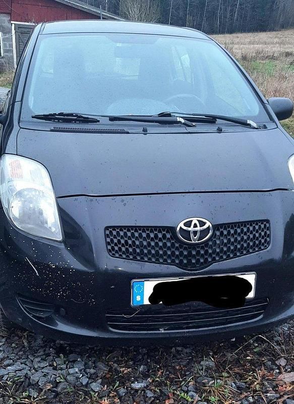 Svart Begagnad 2008 Toyota Yaris Halvkombi | 15 000 kr (Bra pris) - Bild 1/4